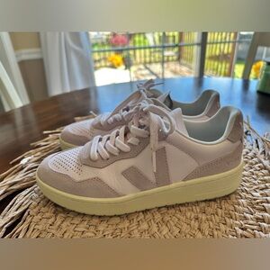 Veja V-90 women's pink and cream sneakers. Size 7. 🌸